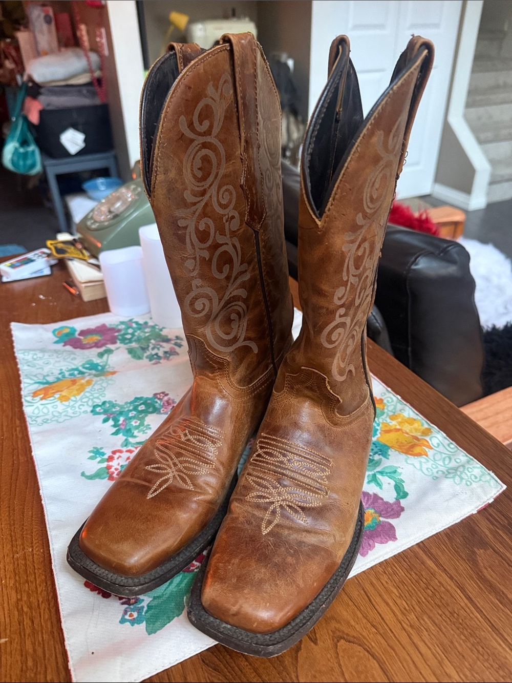 Embroidered Western Cowboy Boots 👢
